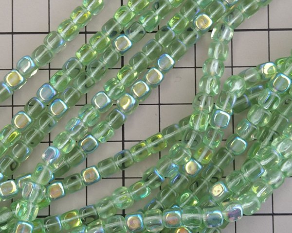 画像2: チェコガラスビーズ/ペリドットオーロラ/キューブ/6×5mm(4個) (2)