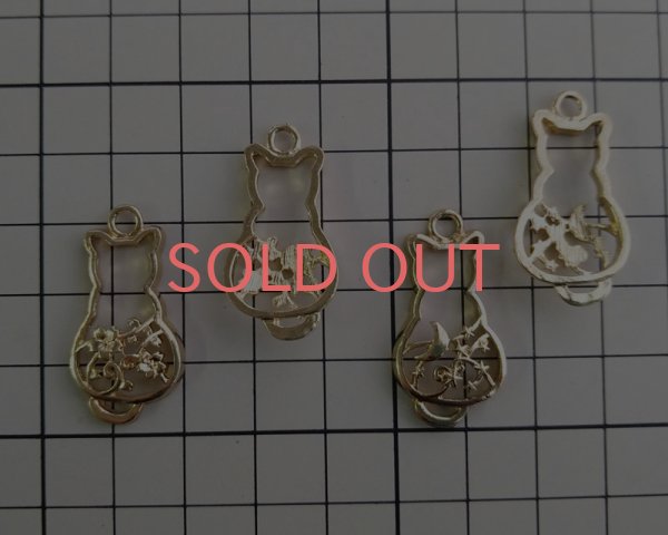 画像3: メタルチャーム/猫と桜/ライトゴールド(1個) (3)