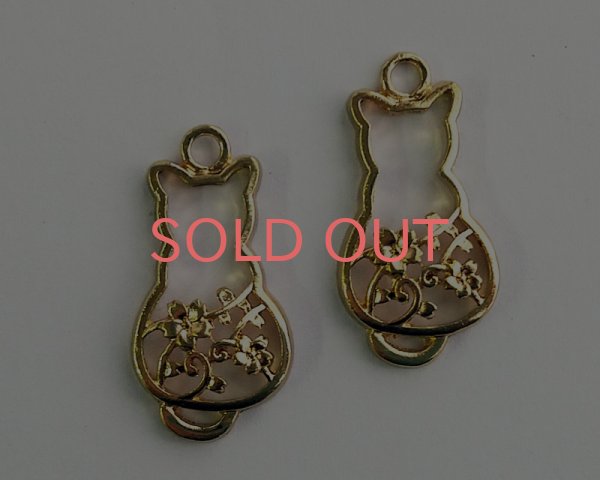 画像1: メタルチャーム/猫と桜/ライトゴールド(1個) (1)