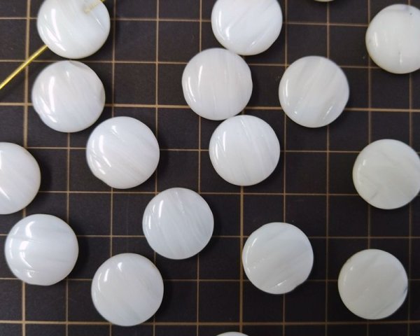 画像2: チェコガラスビーズ/スリットコイン/ホワイトマーブル/約16mm(2個) (2)