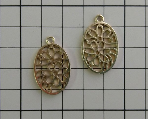 画像2: メタルチャーム/オーバル透かし桜/ライトゴールド(2個) (2)