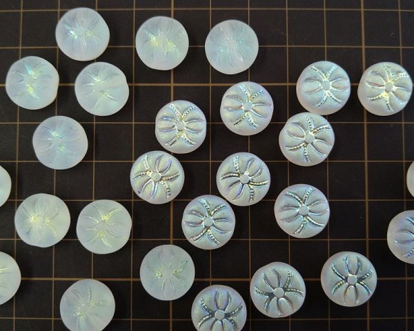 画像2: チェコガラスビーズ/スパイダーコイン/フロストホワイトオーロラ(5個) (2)