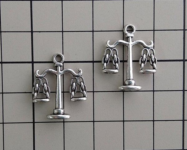 画像3: メタルチャーム/天秤/墨入りシルバー(1個) (3)