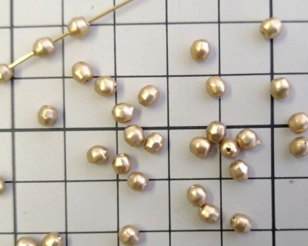 画像2: ヴィンテージ/ドイツ/プラスチック/ミニカットマットゴールド/約4mm(10個) (2)