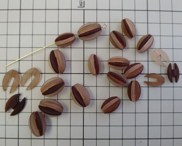 画像2: ns100/ヴィンテージ/ドイツ/プラスチック/パズルビーズ/ブラウン系（10個） (2)