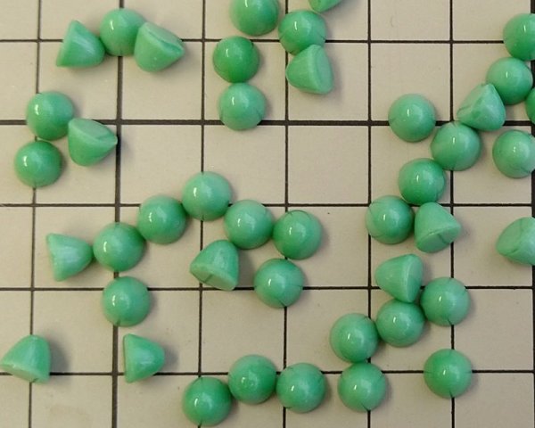 画像2: ns211ヴィンテージ/ドイツ/ガラスカボション/ミニコーン/グリーン（1個） (2)