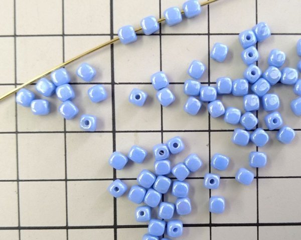 画像2: チェコガラスビーズ/ラスターオペークベビーブルー/キューブ/4mm(45個) (2)