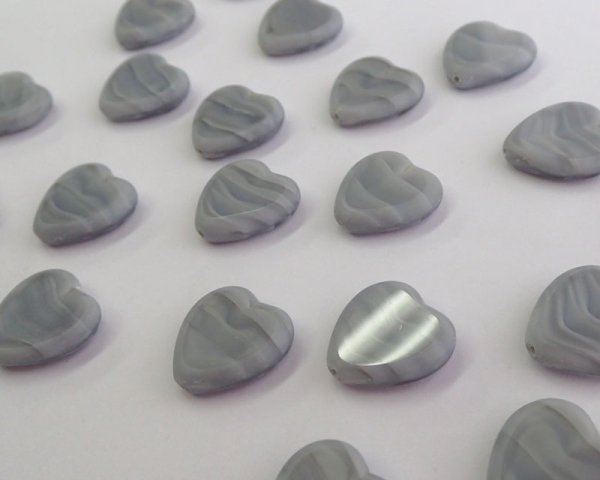 画像2: チェコガラスビーズ/テーブルカットハート/シルキーグレイ(1個) (2)