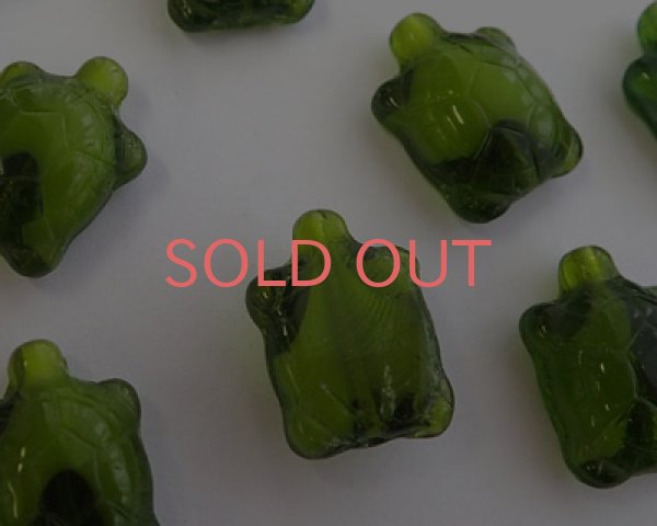 画像2: チェコガラスビーズ/カメ/グリーンホワイト(2個) (2)