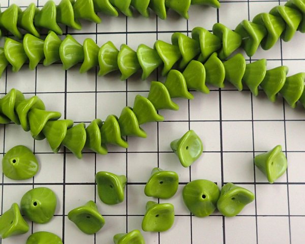 画像2: チェコガラスビーズ/スリーペタルフラワー/オペークグリーン(4個) (2)