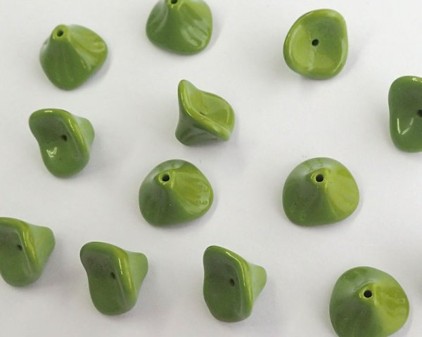 画像1: チェコガラスビーズ/スリーペタルフラワー/オペークグリーン(4個) (1)