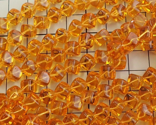 画像2: チェコガラスビーズ/ダイアゴナルキューブ/トパーズ/8mm(10個) (2)