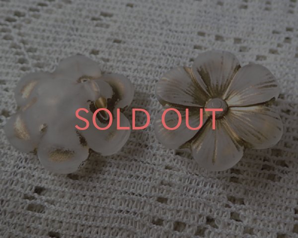 画像2: ヴィンテージ/ドイツ/プラスチック/ホワイトゴールドフラワー(1個) (2)
