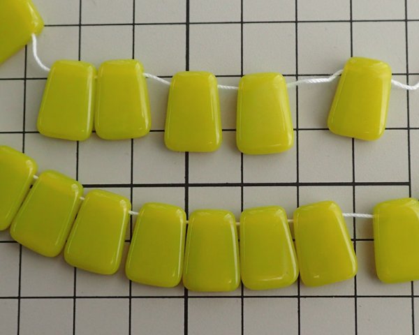 画像2: チェコガラスビーズ/トラペゾイド/シャルトリューズ(1個) (2)