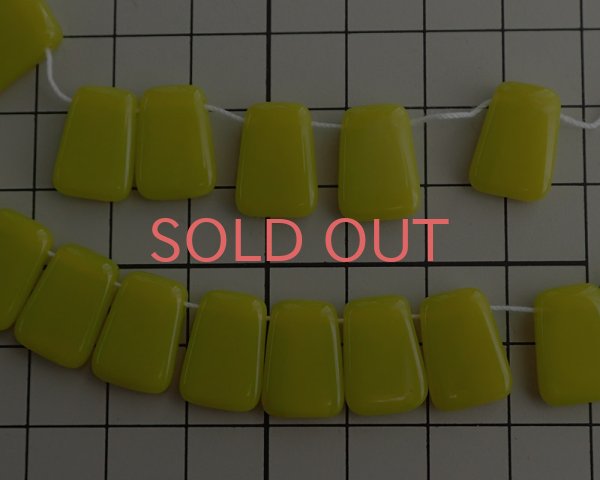 画像2: チェコガラスビーズ/トラペゾイド/シャルトリューズ（1個） (2)