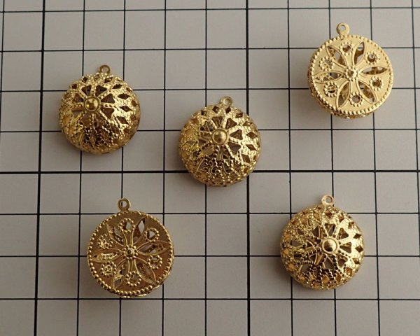 画像2: デッドストック/ブラス/USA/レースドームチャーム(2個) (2)