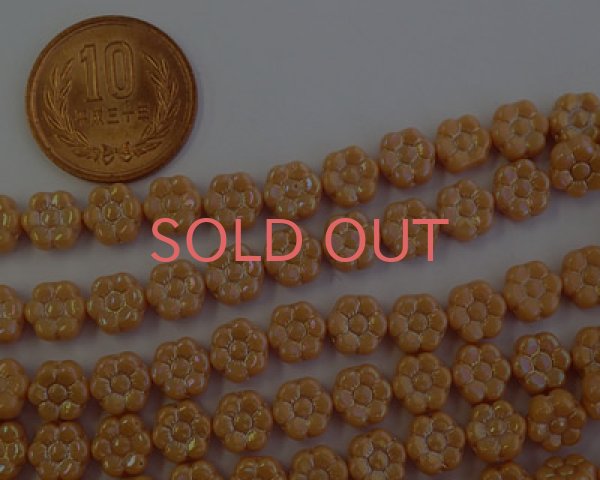 画像2: チェコガラスビーズ/8mmフラワー/オペークベージュオーロラ(10個) (2)