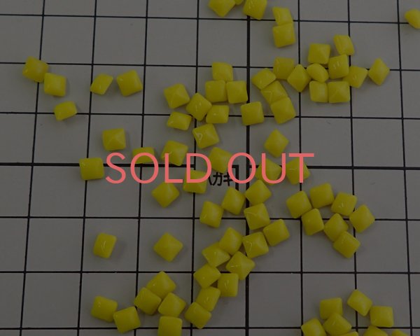 画像2: ヴィンテージ/ガラスストーン/オペークイエロー/4mm(4個) (2)