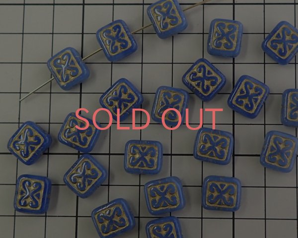 画像2: チェコガラスビーズ/レリーフ/ミルキーブルー×ゴールド(2個) (2)