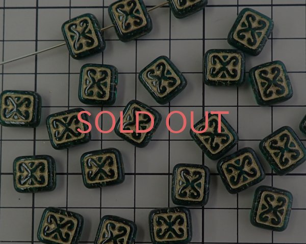 画像2: チェコガラスビーズ/レリーフ/グリーン×ゴールド（2個） (2)