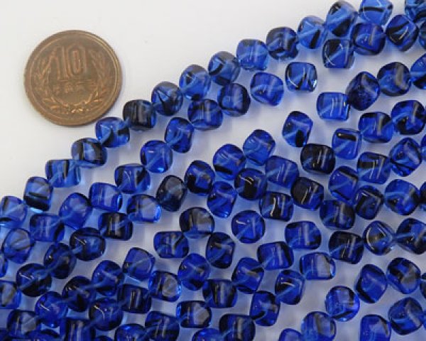 画像2: チェコガラスビーズ/ダイアゴナルキューブ/ブルー×ブラック/8mm(10個) (2)