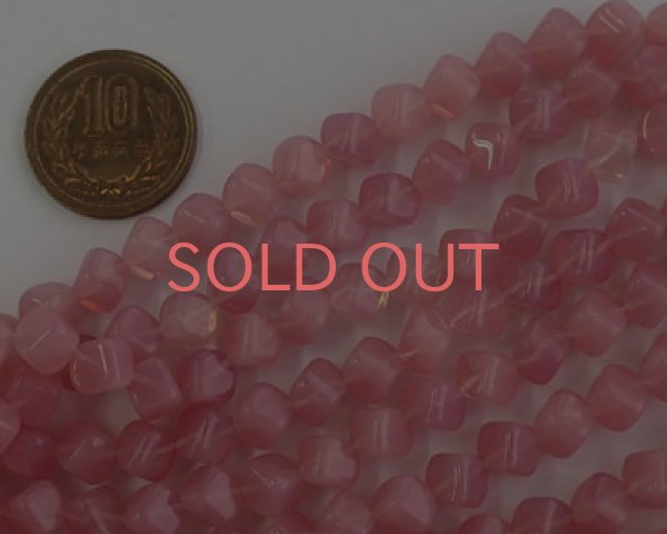 画像2: チェコガラスビーズ/ダイアゴナルキューブ/ミルキーピンク/8mm(10個) (2)