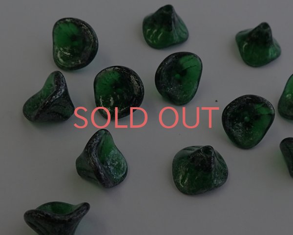 画像1: チェコガラスビーズ/スリーペタルフラワー/グリーンシルバーダスト(2個） (1)