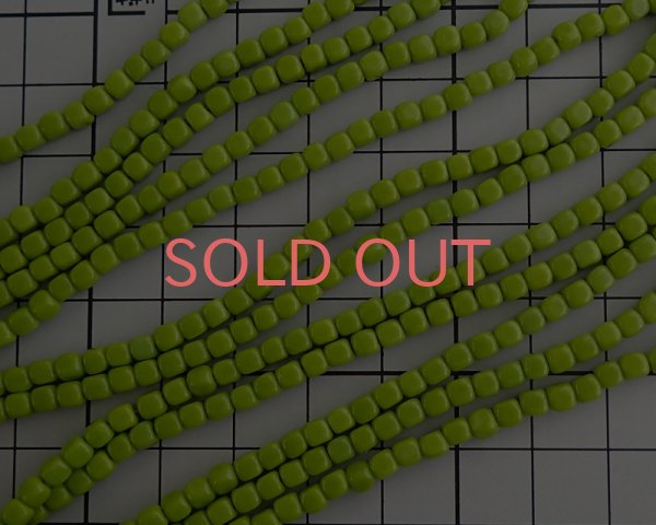 画像2: チェコガラスビーズ/オペークオリーブグリーン/キューブ/4mm(45個) (2)