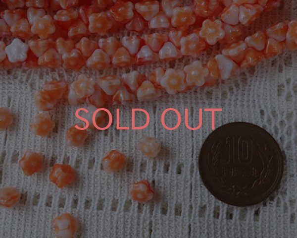 画像2: チェコガラスビーズ/ボタンフラワー/オレンジホワイト(10個) (2)