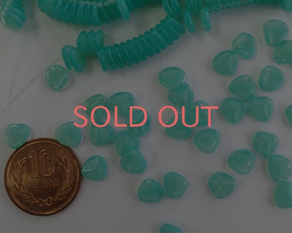 画像2: チェコガラスビーズ/ローズペタル/ミルキーグリーン(ウラン)/8mm(10個) (2)