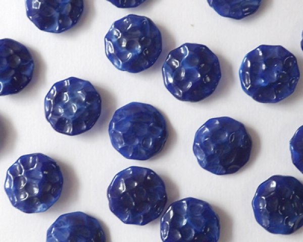 画像1: プラスチックビーズ/バンピーコイン/ブルー/約23mm(2個) (1)