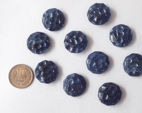 画像2: プラスチックビーズ/バンピーコイン/ネイビー/約23mm(2個) (2)