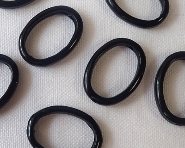 画像1: プラスチックビーズ/ブラックオーバルリング(4個) (1)