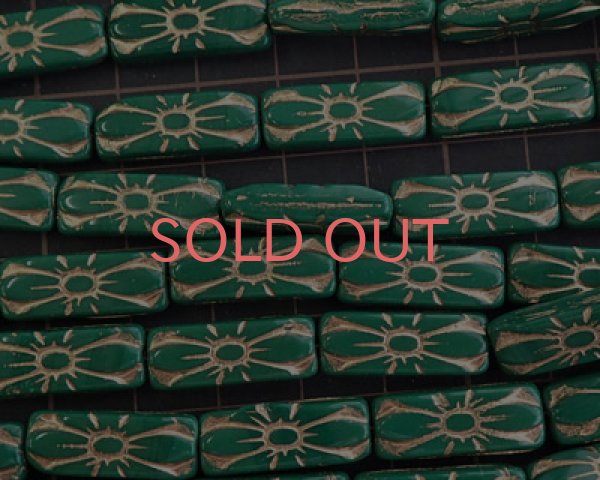 画像2: チェコガラスビーズ/レクタングルフラワー/グリーン×ゴールド(2個) (2)