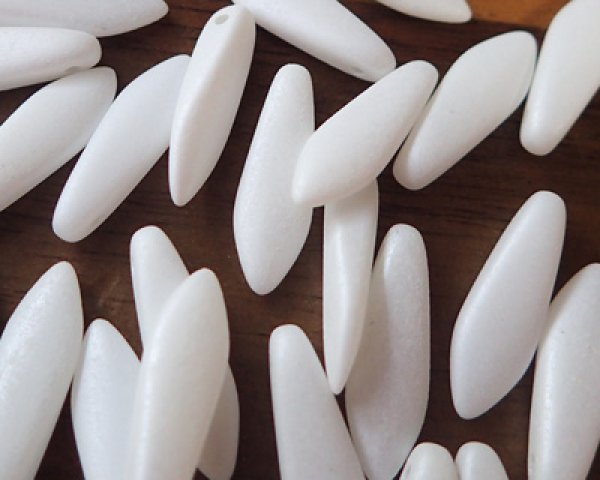 画像2: チェコガラスビーズ/蓄光/ダガー/パウダリーホワイト(4個) (2)