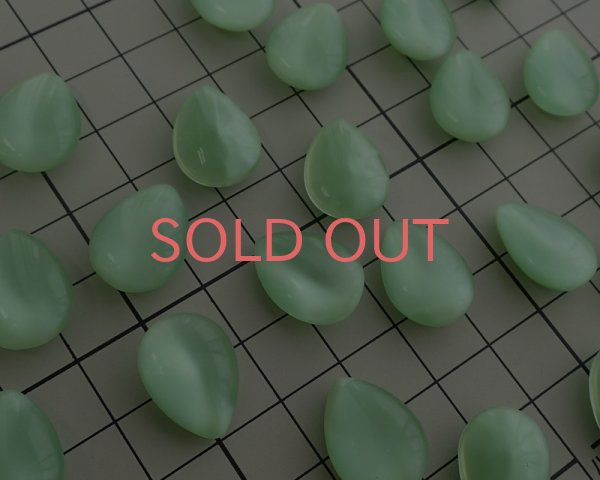 画像2: ヴィンテージ/ドイツ/ガラス/ドロップ/ライトグリーンムーン/18×13mm（1個） (2)