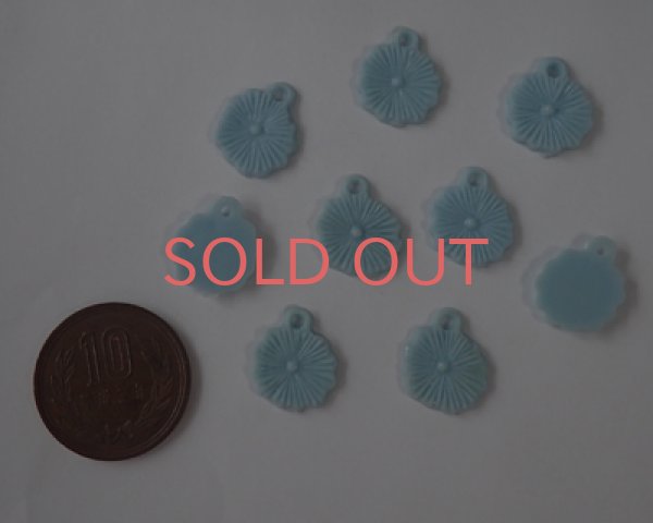 画像2: ヴィンテージ/ドイツ/プラスチック/フラワーチャーム/グレイッシュブルー(10個) (2)