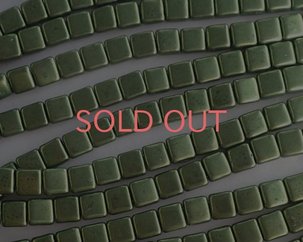 画像2: チェコガラスビーズ/2ホールタイル/メタリックグリーン(10個) (2)