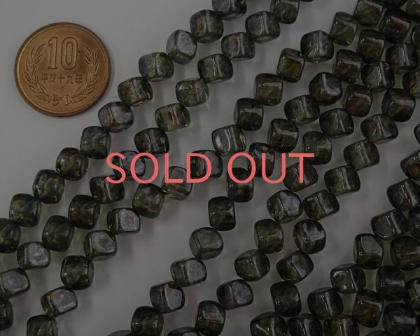 画像2: チェコガラスビーズ/ダイアゴナルキューブ/ラスターグリーン/8mm(10個) (2)