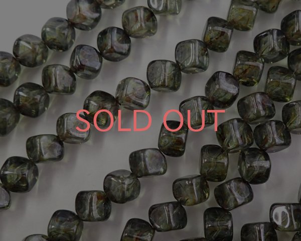 画像1: チェコガラスビーズ/ダイアゴナルキューブ/ラスターグリーン/8mm(10個) (1)