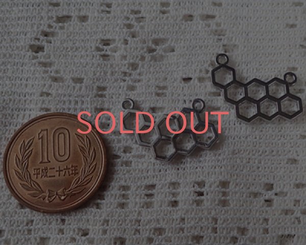 画像2: /メタルチャーム/ハニカムE/シルバー(3個) (2)