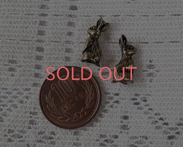 画像5: メタルチャーム/お座りうさぎ/金古美(1個) (5)