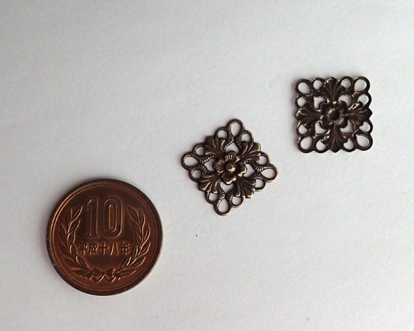 画像2: ブラス/スクエアフラワー/金古美/20mm(2個) (2)