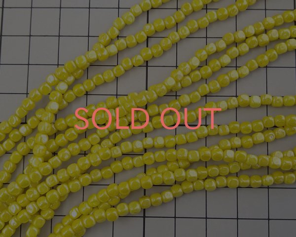 画像2: チェコガラスビーズ/ラスターオペークイエロー/キューブ/4mm(45個) (2)
